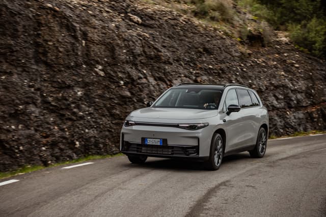 Front Right Three Quarter Image - 18652